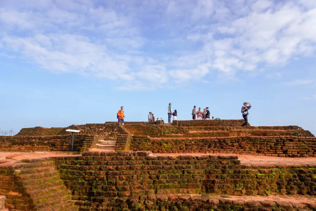 All-Inclusive Sigiriya Rock Hike & Minneriya Safari: Full-Day Private 4×4 Tour